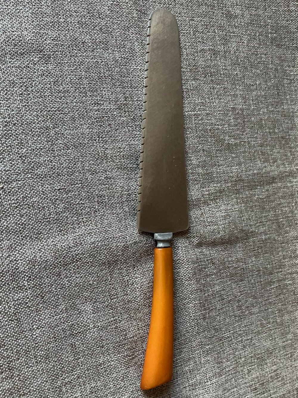 VTG Serrated Cake Pie Knife With Butterscotch Bakelite Handle